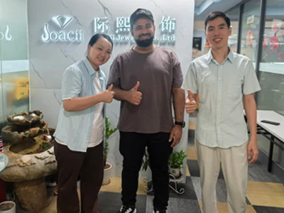 Oman-klient besøker Guangzhou-fabrikken vår for stein- og perlesmykker